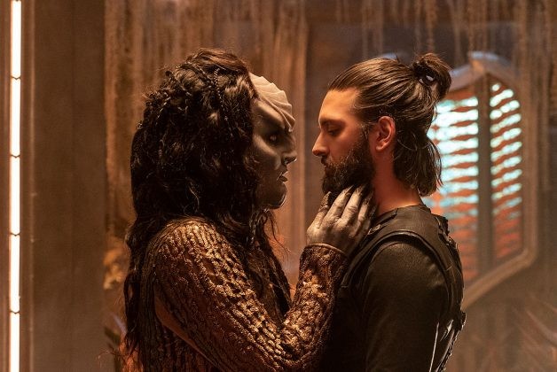 L'Rell (Mary Chieffo) & Tyler (Shazad Latif)